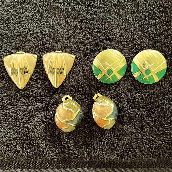 Beautiful Grouping Of Gold Tone Clip On Earrings - Picture 1 of 5